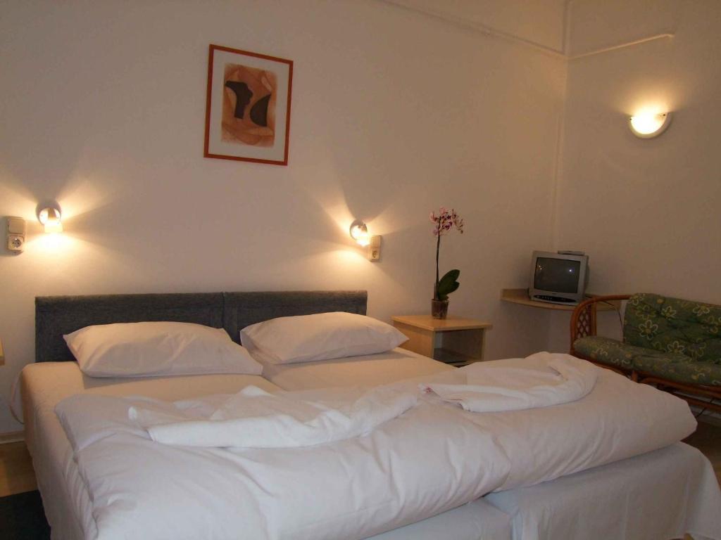 Hotel Platan Zamárdi Chambre photo